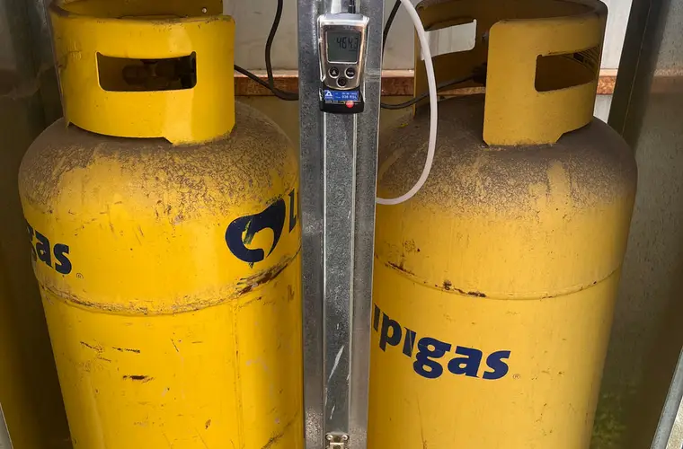 Cilindros de gas licuado en una instalación de gas