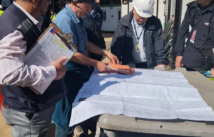 Equipo de Ingeniería RS revisando planos de una instalación de gas en obra