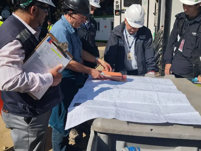 Equipo de Ingeniería RS revisando planos de gas en obra