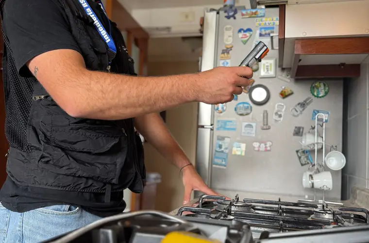 Revisión previa de un artefacto a gas con instrumentos