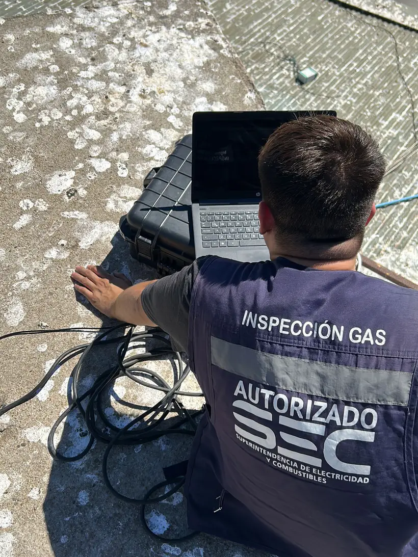 Inspector de Ingeniería RS con chaleco "Inspección Gas Autorizado SEC" trabajando en terreno