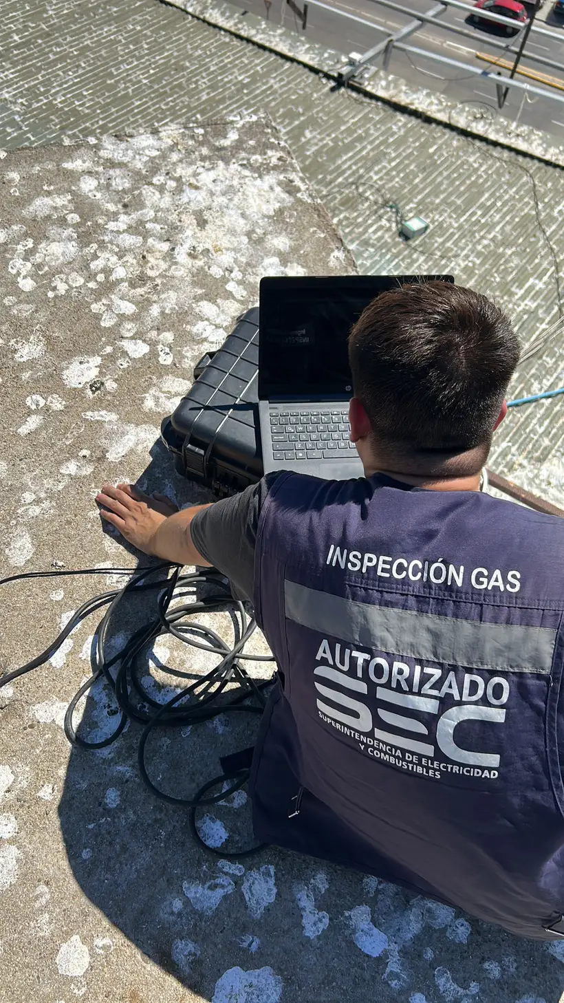 Inspector de Ingeniería RS con chaleco "Inspección Gas Autorizado SEC" trabajando en terreno