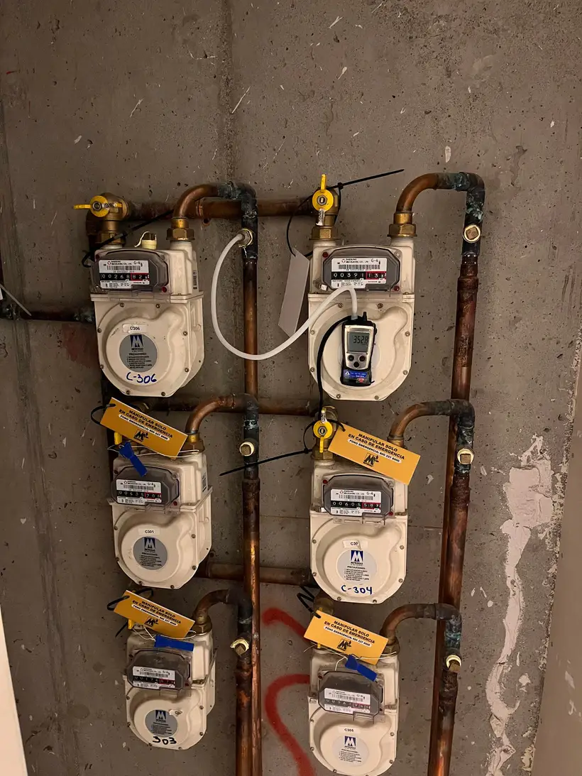 Medidores de gas con etiquetas de inspección de Ingeniería RS