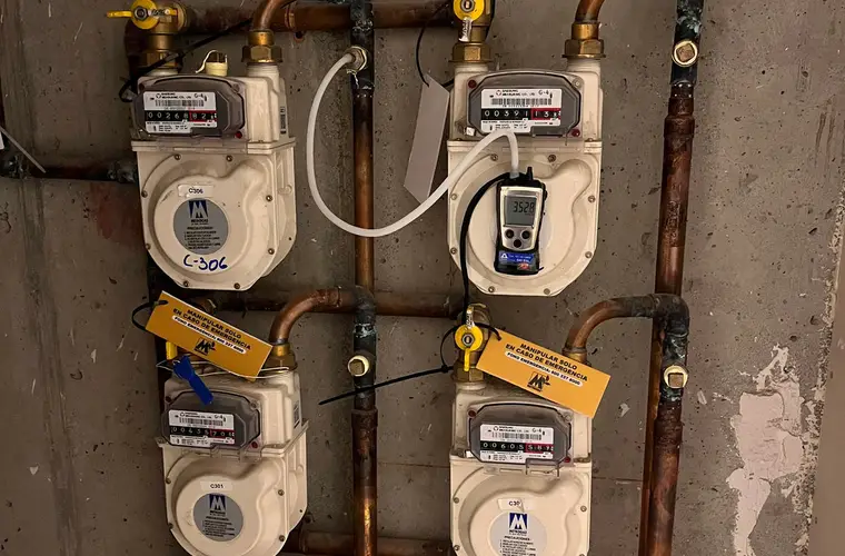 Inspección de medidores de gas de un edificio en Viña del Mar